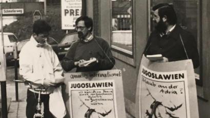 Archivbild: Wagner
Kleindemo vor dem abR-Büro im Jahr 1986: Veit Wagner (Mitte) und Otto Fuhrmann im Gespräch mit einem Radfahrer.