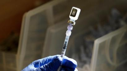 Bild: Elaine Thompson
Eine Dosis des Biontech/Pfizer-Impfstoffs wird vorbereitet. Foto: Elaine Thompson/AP/dpa