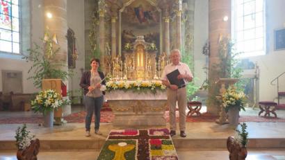 Bild: jzk
Katharina Lippert (links) spielte mit ihrer Querflöte erstmals bei einem Gottesdienst in der Stadtpfarrkirche. Nicht nur sie und Josef Zaglmann (rechts) bewunderten den prächtigen Blumenteppich des Pfarrgemeinderates.