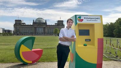 Symbolbild: Jörg Ratzsch/dpa
Bedingungsloses Grundeinkommen

Michael Bohmeyer, Initiator des Vereins "Mein Grundeinkommen", steht an einem symbolischen Geldautomaten, im Hintergrund das Reichstagsgebäude. Nach einem langen Auswahlverfahren bekommen 122 Menschen in Deutschland ab jetzt für drei Jahre ein monatliches bedingungsloses Grundeinkommen von 1200 Euro.