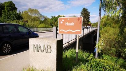 Bild: Thomas Dobler
Die Innere oder Kleine Naabbrücke muss neu gebaut werden. Der vorhandene Brückenüberbau weist nämlich zahlreiche Bauwerksschäden auf, die die Standsicherheit beeinträchtigen. Eine geplante Vollsperrung für ein bis zwei Monate verursacht laut dem Marktrat Auswirkungen, die nicht gelöst werden können, der Ost-West-Verkehr durch den Ort wird enorm beeinträchtigt.