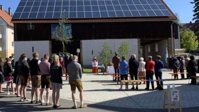 Bild: u
Wegen der Corona-Pandemie konnten die Krickelsdorfer trotz des 160-jährigen Jubiläums ihrer Dorfkapelle heuer nur eine „Kirwa light“ feiern. Dazu gehörte unbedingt der Festgottesdienst auf dem Dorfplatz, zu dem sich rund 70 Besucher einfanden. Auf dem Dorfplatz prangte auch eine Kirwabaum-Miniausgabe.