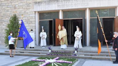Bild: rgr
Mitglieder des Katholischen Frauenbundes legen am Fronleichnamstag einen Blumenteppich vor der Friedenskirche. Nach dem Festgottesdienst ohne Prozession erteilt Pfarrer Bernhard Müller vor dem Gotteshaus mit der Monstranz den Segen für die ganze Stadt.