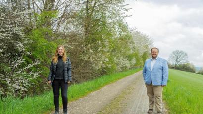 Bild: stg
Biodiversitätsberaterin Nicole Bergler und Bürgermeister Hans Walter inspizierten die Hecken am Kastler Berg.