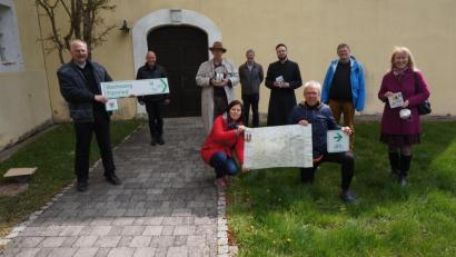 Bild: Andreas Utzat/exb
Schilder und Kartenmaterial des Simultankirchenradwegs halten (hinten, von links) die Pfarrer Roland Klein, Konrad Schornbaum und Thomas Schertel, Bürgermeister Reiner Pickel, Pfarrer Johannes Arweck, Peter Kratzer, Bürgermeisterin Brigitte Bachmann, (vorne, von links) Gerda Stollner und Hans-Peter Pauckstadt-Künckler.