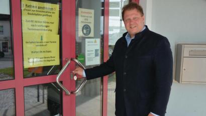 Bild: jr
Bürgermeister Stefan Grillmeier beim symbolischen Aufsperren des Rathauses: Besucher können ab Montag wieder ohne vorherige Terminvereinbarung ins Verwaltungsgebäude.