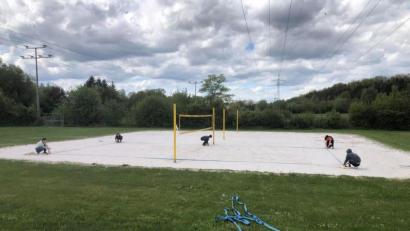 Bild: sne
Ein Schritt zurück zur Normalität für die Sportler: Die Volleyballer der SV TuS/DJK Grafenwöhr bauen die Felder und Netze im Waldbad auf.