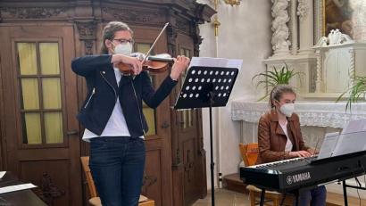 Bild: Wolfgang Reger/exb
Anna und Verena Fischer gestalteten die Maiandacht in der Stadtpfarrkirche musikalisch.