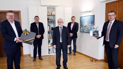 Bild: Susanne Schwab, Stadt Amberg/exb
Verwaltungsratsvorsitzender Oberbürgermeister Michael Cerny, Hubert Graf, kaufmännischer Direktor des Klinikums Amberg, Dr. Ioannis Rafailidis, der scheidende Chefarzt der Klinik für Gefäßchirurgie, Dr. Harald Hollnberger, Ärztlicher Direktor des Klinikums und Vorstand Manfred Wendl (von links) bei der offiziellen Verabschiedung von Dr. Rafailidis.