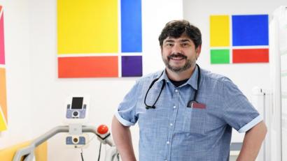 Bild: Gabi Schönberger
Dr. Frank Scharnowski-Fischer aus Weiden, Facharzt für Kinder- und Jugendmedizin, hält eine Corona-Impfung für Kinder ab 12 Jahren für sinnvoll, plädiert aber dafür, die Impfungen in den jüngeren Altersgruppen mit Bedacht zu starten. In Weiden und dem Landkreis Neustadt/WN dürften laut Stadt und Landratsamt derzeit mehr als 7000 Menschen zwischen 12 und 17 Jahren leben.