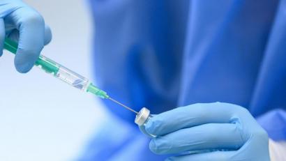 Bild: Robert Michael/dpa
Einige Bundesländer halten in ihren Impfzentren am Vorrang für Risikogruppen fest.