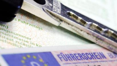 Symbolbild: Marius Becker/dpa
Darf man Krawallmachern wie denen in Weiden und Regensburg einfach den Führerschein abnehmen? So ist die rechtliche Lage.