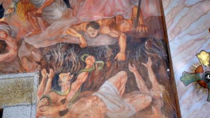 Bild: Thomas Sporrer 
Am Abgrund der Hölle: Der Mann mit Seitenscheitel und Oberlippenbart in der Kirche St. Laurentius in Stein ist unzweifelhaft als Adolf Hitler zu erkennen.