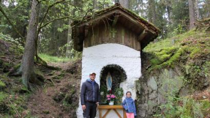 Bild: kro
Christian Männer und seine siebenjährige Tochter Josepha vor der Mariengrotte am Steinbruch bei Pechtnersreuth, die vor knapp 100 Jahren errichtet wurde.
