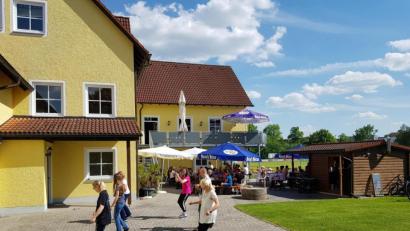 Bild: ak
Das schöne Wetter nutzte die Linedance-Gruppe des Sportvereins für eine Tanzeinlage vor Publikum.