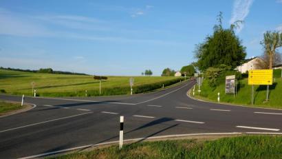 Bild: do
Querungshilfen, Fahrbahnteiler und Geschwindigkeitskontrollen sollen die Verkehrssicherheit der Fußgänger erhöhen, fordern die Marktgemeinderäte aus Thurndorf und verweisen unter anderem auf den Kreuzungsbereich zweier Kreisstraßen in Thurndorf.