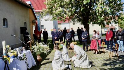 Bild: ads
Zum Patrozinium der Dreifaltigkeitskapelle feierte Pfarrer Alois Berzl bei Sonnenschein unter freien Himmel einen Gottesdienst, der gut besucht war.