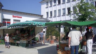 Bild:  Dobler
Im Marktrat hat sich eine Diskussion um den Freitagsmarkt auf dem Platz am Kreuz ergeben.