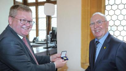 Bild: Wolfgang Steinbacher
Oberbürgermeister Michael Cerny (links) übergibt die Medaille, die zuletzt 2008 verliehen wurde, an einen sichtlich gerührten Rudolf Stepper.