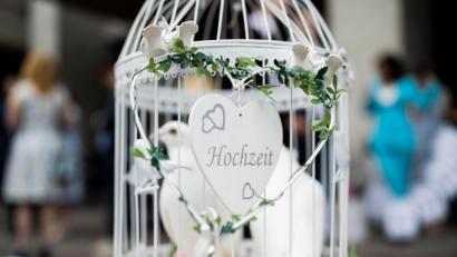 Symbolbild: Rolf Vennenbernd
Bei Hochzeitfeiern sind ab Montag 100 Gäste im Freien und 50 im Innern zugelassen.