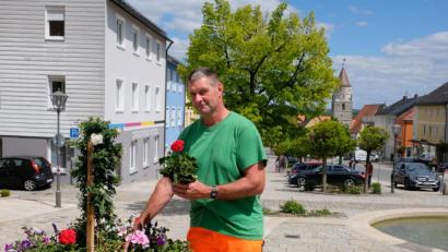 Bild: do
Als neuer Bauhofmitarbeiter und Landschaftsgärtner setzt Alfred Lindner neue grüne Akzente.