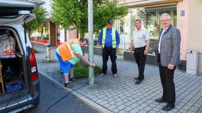 Bild: JOCHEN NEUMANN 
ERBENDORF
Mit einem Ultraschallmessgerät werden die Straßenlampen überprüft. Auf dem Bild die Mitarbeiter der Firma ZWP und (von rechts) Bürgermeister Johannes Reger und Bauamtsleiter Dieter Döppl.