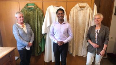 Bild: ld
Nach mehrwöchiger Vertretung verabschiedete sich Pater Tony Jose von den Gläubigen der Pfarreiengemeinschaft Brand-Nagel. Mit seinen Mitarbeiterinnen und Mitarbeitern arbeitete er gut und freundschaftlich zusammen, auch mit Mesnerin Paula König (rechts). Für den Pfarrgemeinderat sprach ihm Jutta Graf einen großen Dank, verbunden mit Lob für schöne Gottesdienste aus.