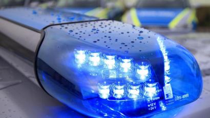 Symbolbild: Jens Wolf/dpa
Einen Schwerverletzten und 3000 Euro Schaden meldet die Polizei nach einem Unfall, an dem ein Pedelec und ein Auto beteiligt waren.