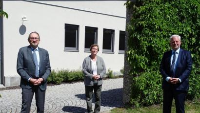 Bild: Houschka
Ein Jahr nach seiner Pensionierung ist der ehemalige Schwandorfer Amtsgerichtsdirektor Ewald Ebensperger (links) aus seinem Amt von Oberlandesgerichtspräsident Thomas Dickert (rechts) verabschiedet worden. Richterin Petra Froschauer trat Ebenspergers Nachfolge in Schwandorf an.