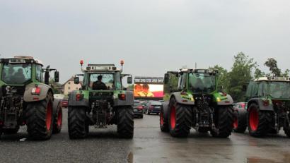 Bild: stg
Vier Fendt-Traktoren reihten sich zum Abschluss am Sonntagabend in den Besucherkreis ein.