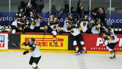 Bild: Roman Koksarov/dpa
Deutschlands Spieler springen nach Spielende über die Bande aufs Eis. Die deutsche Eishockey-Nationalmannschaft gewann das Viertelfinale gegen die Schweiz 3:2 nach Penaltyschießen und spielt damit um die erste WM-Medaille seit 1953.
