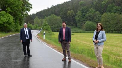 Bild: bnr
Mit dem Bundestagsabgeordneten Karl Holmeier(CSU ) und der Bundestags-Direktkandidatin und Kreisrätin Martina Engelhardt-Kopf hat Bürgermeister Martin Schwandner zwei gewichtige Unterstützer an seiner Seite, um die Lücke im Pfreimdtal-Radweg doch noch zu schließen.