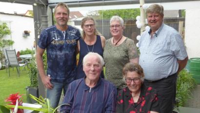 Bild: fsb
Gratulation zum 85. Geburtstag von Alois Böhm (vorne) mit Frau Marga sowie den Kindern Michael, Sabine, Gabi und Bürgermeister Martin Schregelmann. Alle Anwesenden sind geimpft oder genesen.