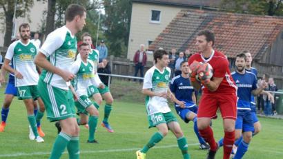Archivbild: gb
Fabian Scharnagl (rotes Trikot) in Aktion, wie sie ihn nicht nur beim SV Mitterteich in den vergangenen acht Jahren kennengelernt haben. Sicher zupackend war die Nummer eins die Konstante im Landesliga-Kader der Stiftländer.