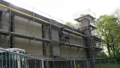 Bild: fpoz
Die Arbeiten an der neuen Kirche Sankt Sebastian sind im Zeitplan. Gerüste prägen das Bild.