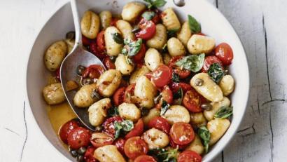 Bild: Wolfgang Schardt/Becker Joest Volk Verlag/dpa
Die Gnocchi mit Kirschtomaten-Kapern-Butter versetzen einen ruckzuck in mediterran-leichte Urlaubsstimmung.