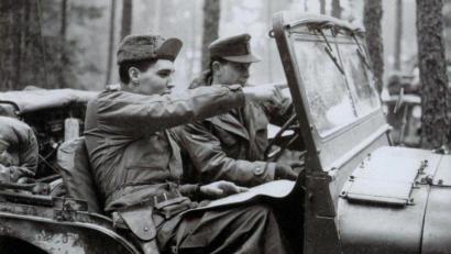 Archivbild: Kultur- und Militärmuseum Grafenwöhr
Elvis Presley wurde in der Oberpfalz als Panzerspäher eingesetzt und regelte unter anderem den Verkehr.