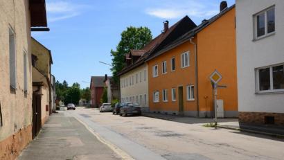 Bild: bey
Die Brennerstraße führt von der Ortsmitte bis zum Ortsrand Richtung Schönsee. Entsprechend lang dauern auch die Vorbereitungen und Planungen für den Ausbau der Straße. Für Entwässerung und Seitenstreifen ist der Markt Eslarn zuständig. Zusammen mit anderen Kanalbauarbeiten sind im Haushalt für dieses Jahr dafür 1.195.000 Euro angesetzt.