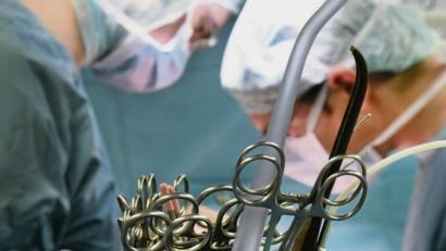 Symbolbild:  Waltraud Grubitzsch/ZB/dpa
Etwa 9400 Patienten warten derzeit auf ein lebensrettendes Organ, teilt die Bundeszentrale für gesundheitliche Aufklärung mit.