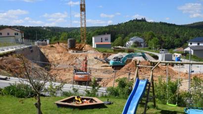 Bild: bö
Bauen mit Burgblick: Eine Großbaustelle ist derzeit das Wohnbaugebiet Schleicherberg-Süd, am Sandberg. Die gemeindlichen Bauplätze sind bereits alle verkauft.