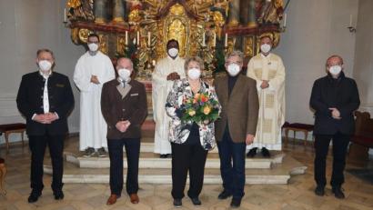 Bild: ads
Die Pfarrgemeinde St. Vitus Schnaittenbach verabschiedete Pfarrsekretärin Annemarie Igl, hier in Begleitung ihres Ehemanns Hans (vorne, Mitte ). Für ihre Dienste dankten Kirchenpfleger Martin Nagler (rechts), Pfarrgemeinderatssprecher Martin Bergmann und Mesner Hans Gräf (vorne, von links) sowie (hinten, von links) Pastoralreferent Andreas Hornauer, Pfarrvikar Donald A. Michael und Pfarrer Josef Irlbacher.