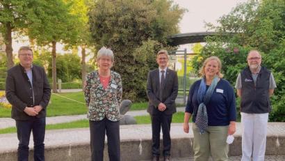 Bild: Carsten Jakimowicz
Bei der Verabschiedung (von links): Kaufmännischer Direktor Hubert Graf, Pastoralreferentin Barbara Bock, Pfarrer Christoph Seidl, Pflegedirektorin Kerstin Wittmann und Diakon Peter Bublitz.