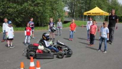 Bild: kro
Zweiter ACW-Vorsitzender und Lehrgangsleiter Hubert Ernstberger (rechts) mit den motorsportbegeisterten Kindern vor Beginn des Schnuppertrainings, das später wegen eines Unwetters abgebrochen werden musste.