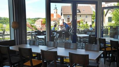 Bild: Gabi Schönberger
Noch nehmen die Gäste in Gaststätten, wie hier zum Beispiel im „WAM Bazi“ in Neustadt/WN, auf der Außenterrasse Platz. Ab Montag dürfen sie in Speiserestaurants in der Stadt Weiden und im Landkreis Neustadt auch drinnen bewirtet werden.