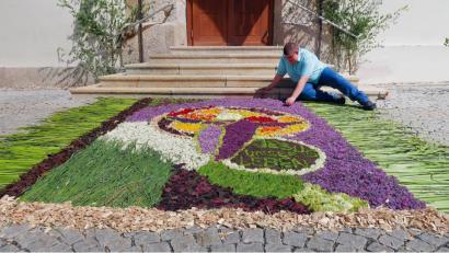 Bild: bsc
Die letzten Feinheiten an seinem prachtvollen Blumenteppich zum Fronleichnamsfest erledigte Mesner Tobias Megies (Bild) kurz vor dem Gottesdienst. Fast vier Stunden benötigte er in diesem Jahr für sein Kunstwerk.