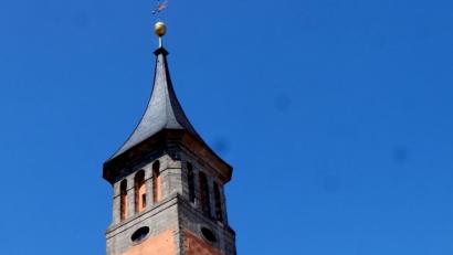 Bild: le
Oberhalb der Schalllöcher der Glocken (ovale Öffnungen ) im Kirchturm der evangelischen Pfarrkirche St. Johannes Baptista befand sich die Wohnung des Türmers. Sie wurde zuletzt bis 1938 von der neunköpfigen Familie Karl und Maria Kett bewohnt.