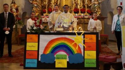 Bild: soj
Zum Geburtstag von Pfarrer Pater Anish George (Sechster von links) gratulierten neben den Ministranten auch (von links) Rudi Rubenbauer, Kirchenpfleger Stefan Kausler, Bürgermeister Wolfgang Söllner, Diakon Rudi Hoffmann, Ministrantenbetreuerin Daniela Würstl, Kinderhausleiterin Bianca Kastner und Pfarrgemeinderatssprecher Hans Enders