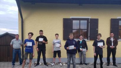 Bild: adj
Jugendtrainer Anton Vogl, Fabian Fröhlich, Vinzent Käs, Timo Stich, Leopold Käs, Bastian Ach, Stefan Kallmeier, Sportleiter Stefan Kummer (von links) bei der Übergabe der Abzeichen.