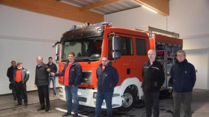Bild: fz
Einen Tag bei starkem Schneefall unterwegs, traf das neue Löschfahrzeug, früh in Görlitz in Empfang genommen, nach sechs Stunden Fahrt in Irchenrieth ein.