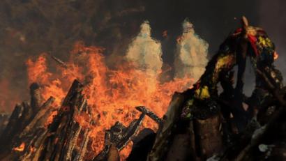 Bild: Naveen Sharma
Szenen einer Masseneinäscherung von Opfern, die an den Folgen einer Corona-Infektion gestorben sind, auf dem Gelände eines Krematoriums in Neu Delhi. Foto: Naveen Sharma/SOPA/ZUMA Wire/dpa